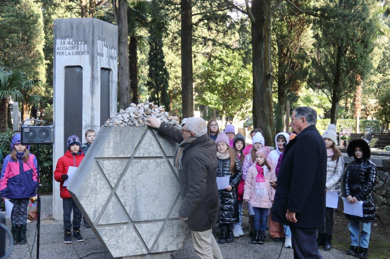 Obilje En Dan Sje Anja Na Holokaust I Sprje Avanje Zlo Ina Protiv