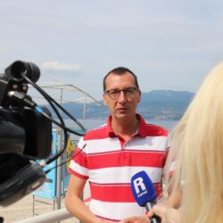 Podignuta plava zastava na plaži Ploče