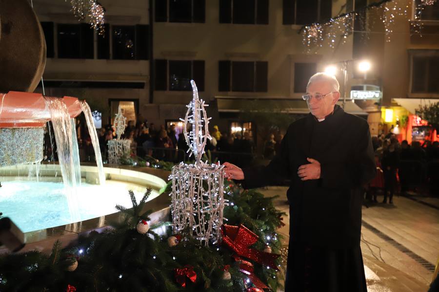 Paljenjem Prve Adventske Svijeće I Blagdanske Rasvjete Započeo Advent U ...